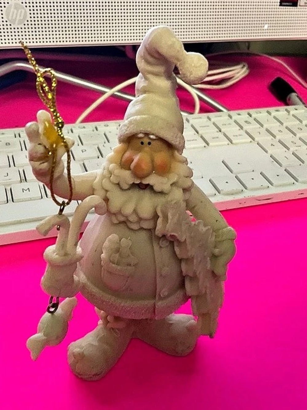SHELF 3- DON MECHANIC-SANTA HOLDING A STRING OF CANDY 5 IN.TALL CARVED RESIN